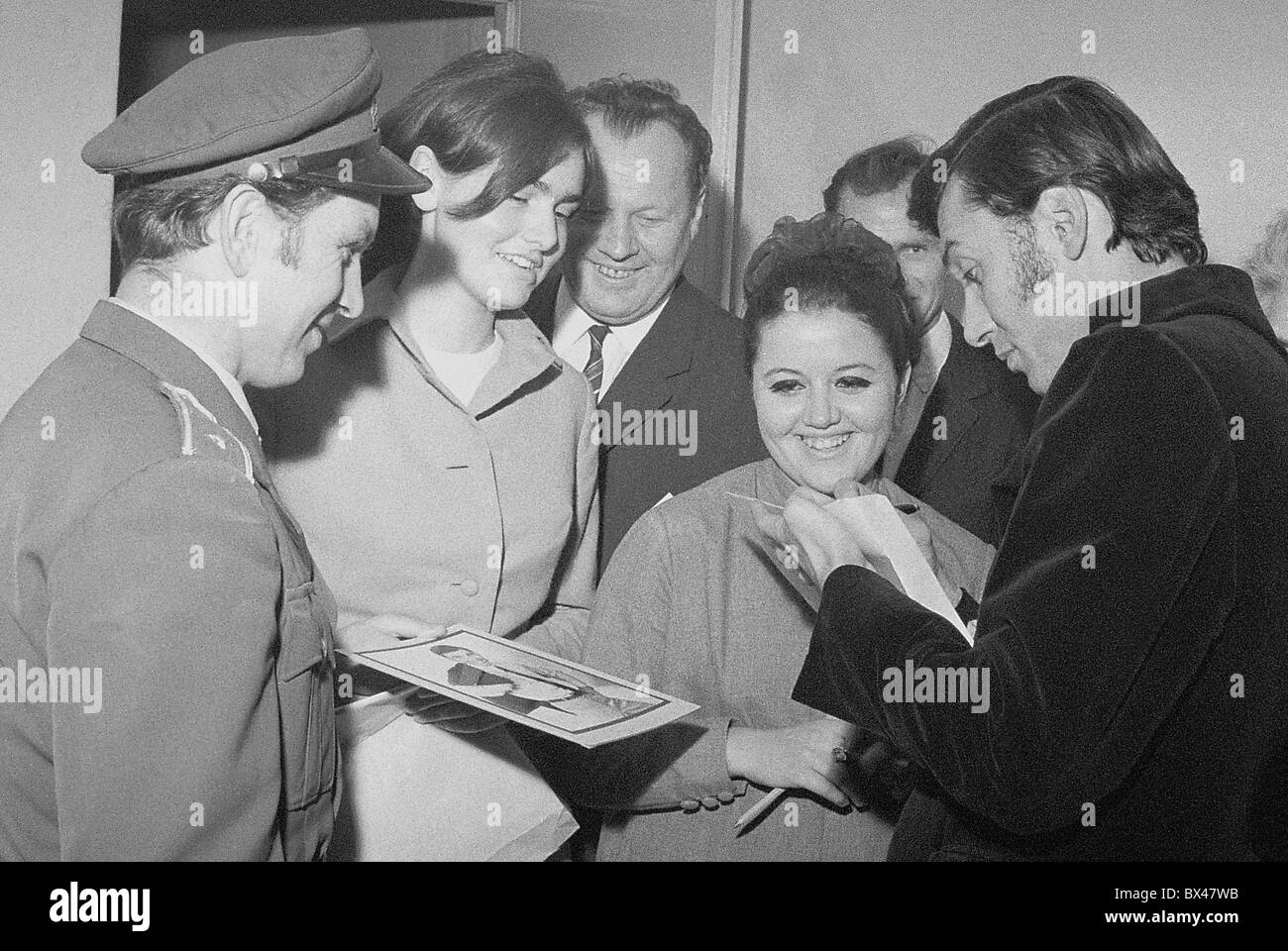 La chanteuse pop donne Karel Gott des autographes à ses fans après un concert à Plzen, le 3 novembre 1968. Photo/CTK Jiri Vlach Banque D'Images