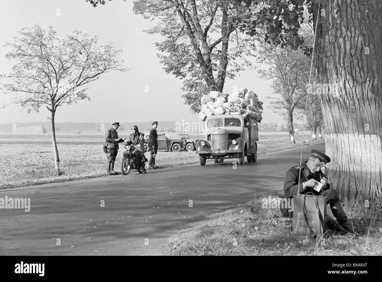 Les agents de police à l'aide de talkie-walkie qu'ils vérifier la vitesse lors d'un contrôle de la circulation routière. Photo/CTK Josef Falta Banque D'Images