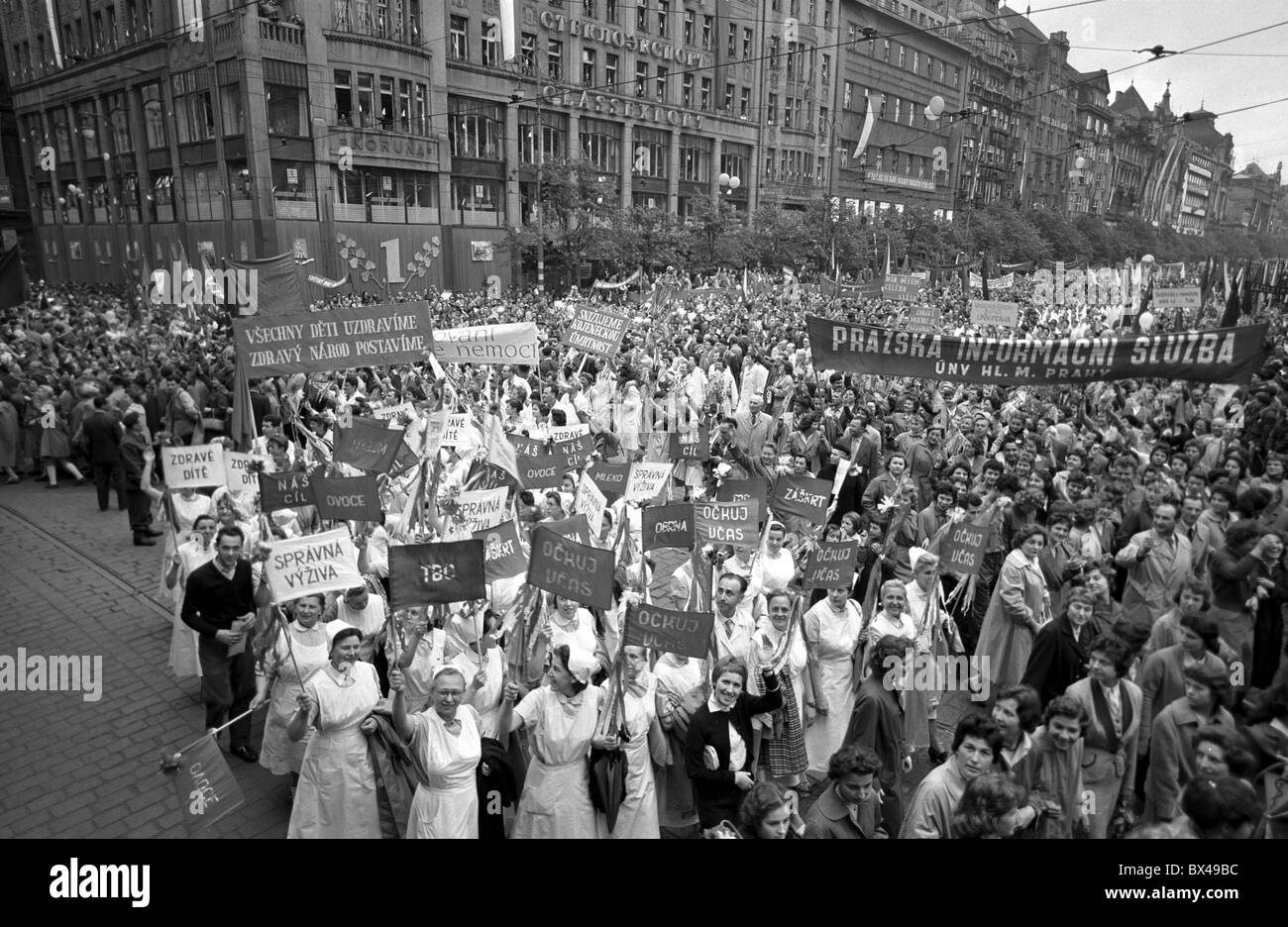 Foule en mai Day Parade, Prague, Tchécoslovaquie, 1959. (CTK Photo / Karel Mevald) Banque D'Images