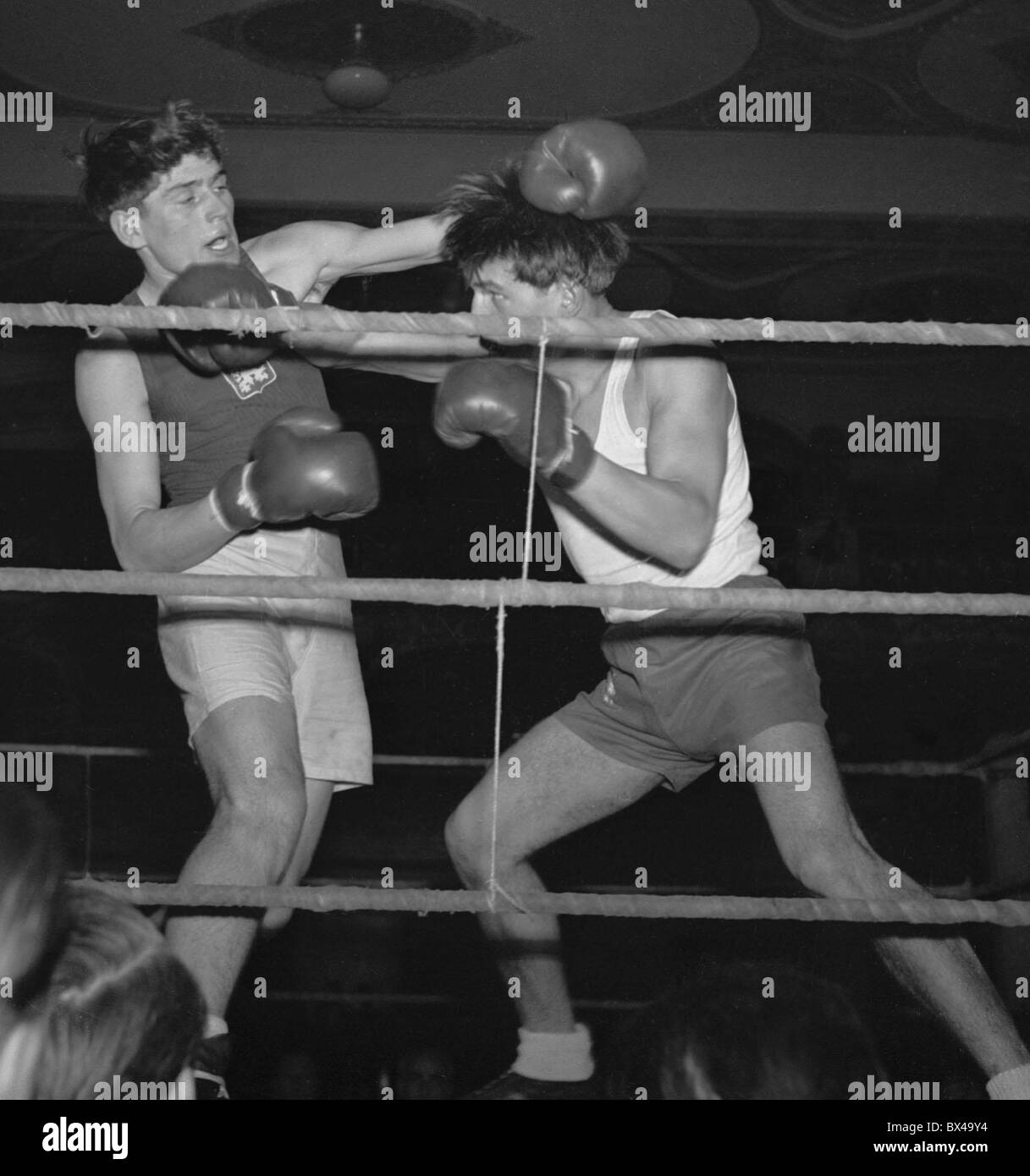 Markovic de Tchécoslovaquie et gauche de la gnat République populaire de Pologne lutte pendant la boîte junior match à Prague le 16 déc. Banque D'Images