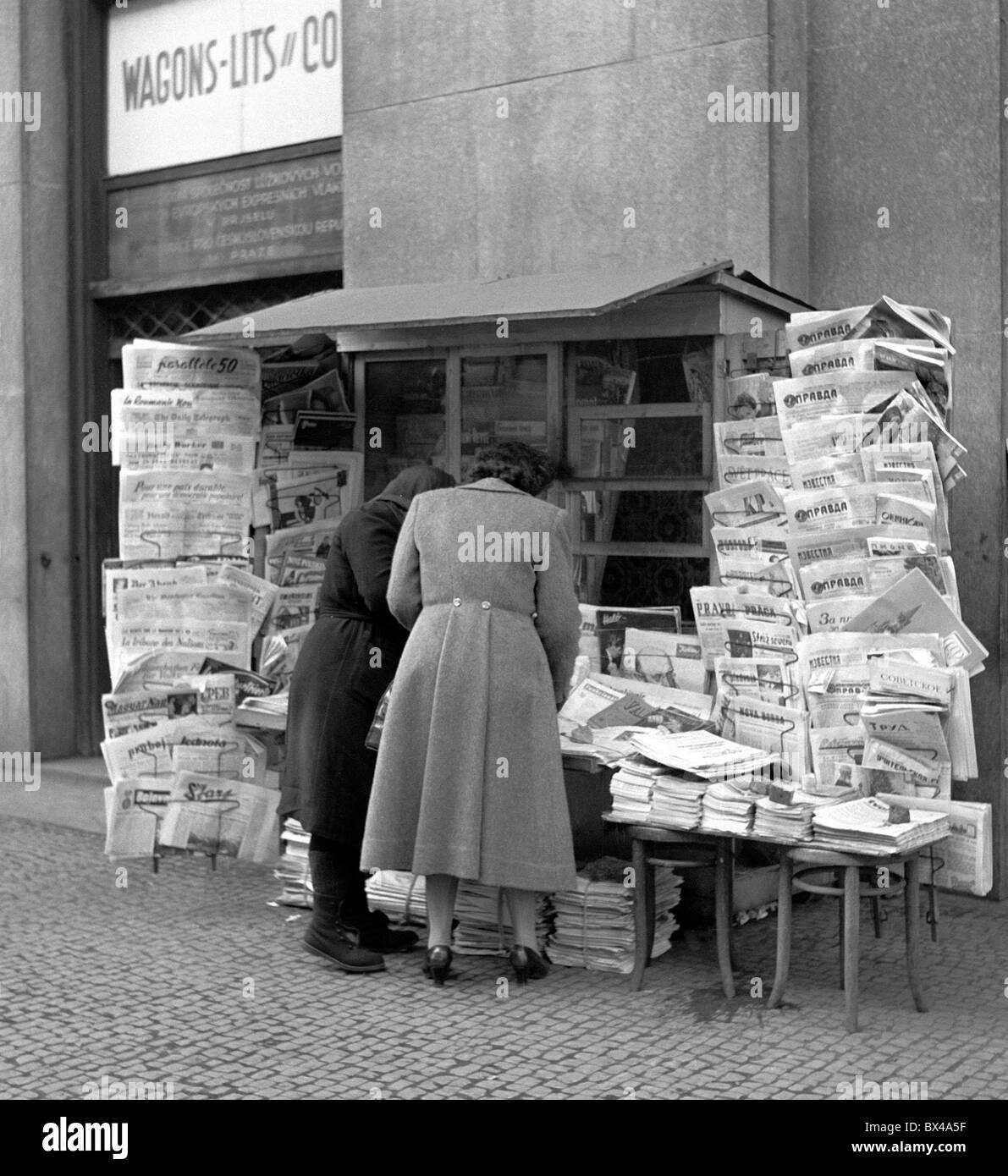 Prague 1949. Les gens achètent de la presse quotidienne au kiosque. CTK Photo Vintage Banque D'Images