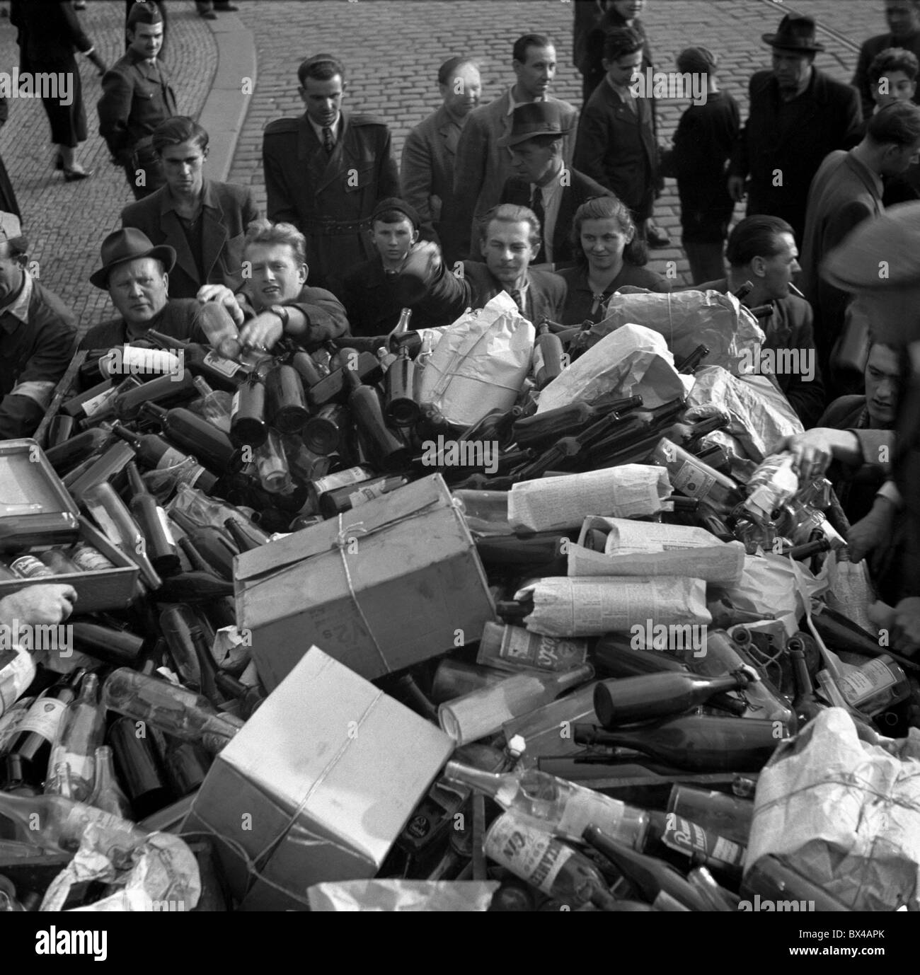 La Tchécoslovaquie de 1949. Les gens apportent des bouteilles vides de billet pour un match de foot prestigieux. CTK Photo/Rostislav Novak Banque D'Images