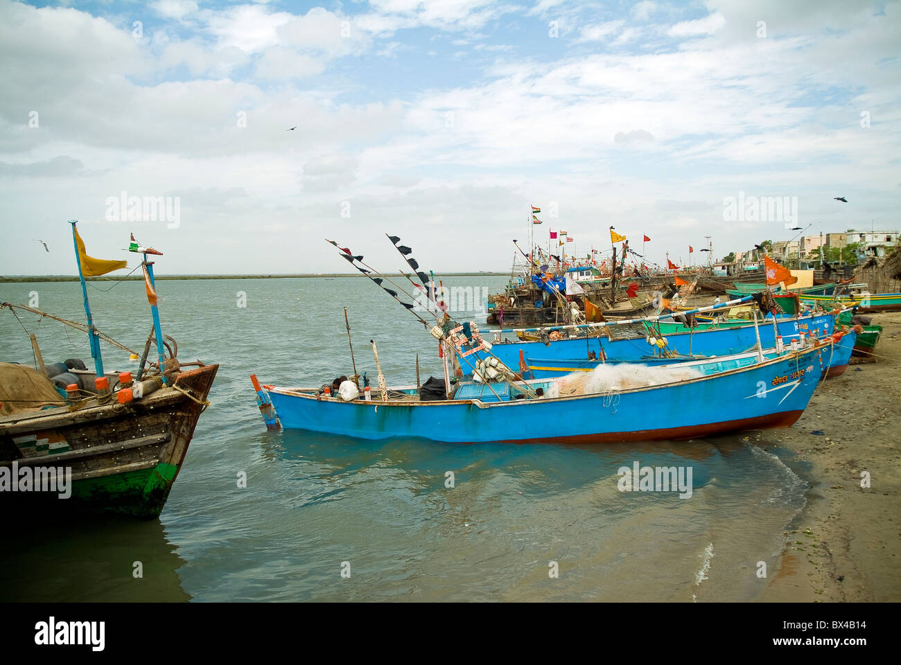 Bateaux de pêche dans un petit village de pêcheurs sur l'île de Diu, Inde Banque D'Images