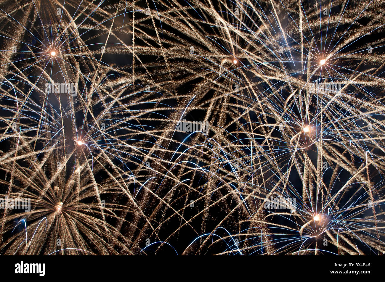 Plusieurs explosions d'artifice blue gold star radial Banque D'Images