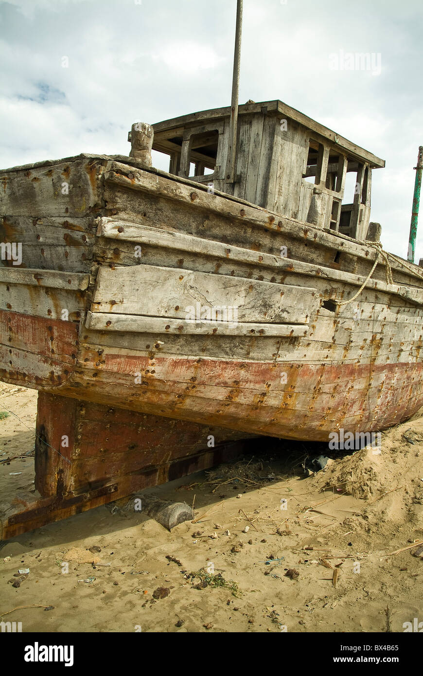 Bateau de pêche abandonné dans un village de pêcheurs sur l'île de Diu, Inde Banque D'Images
