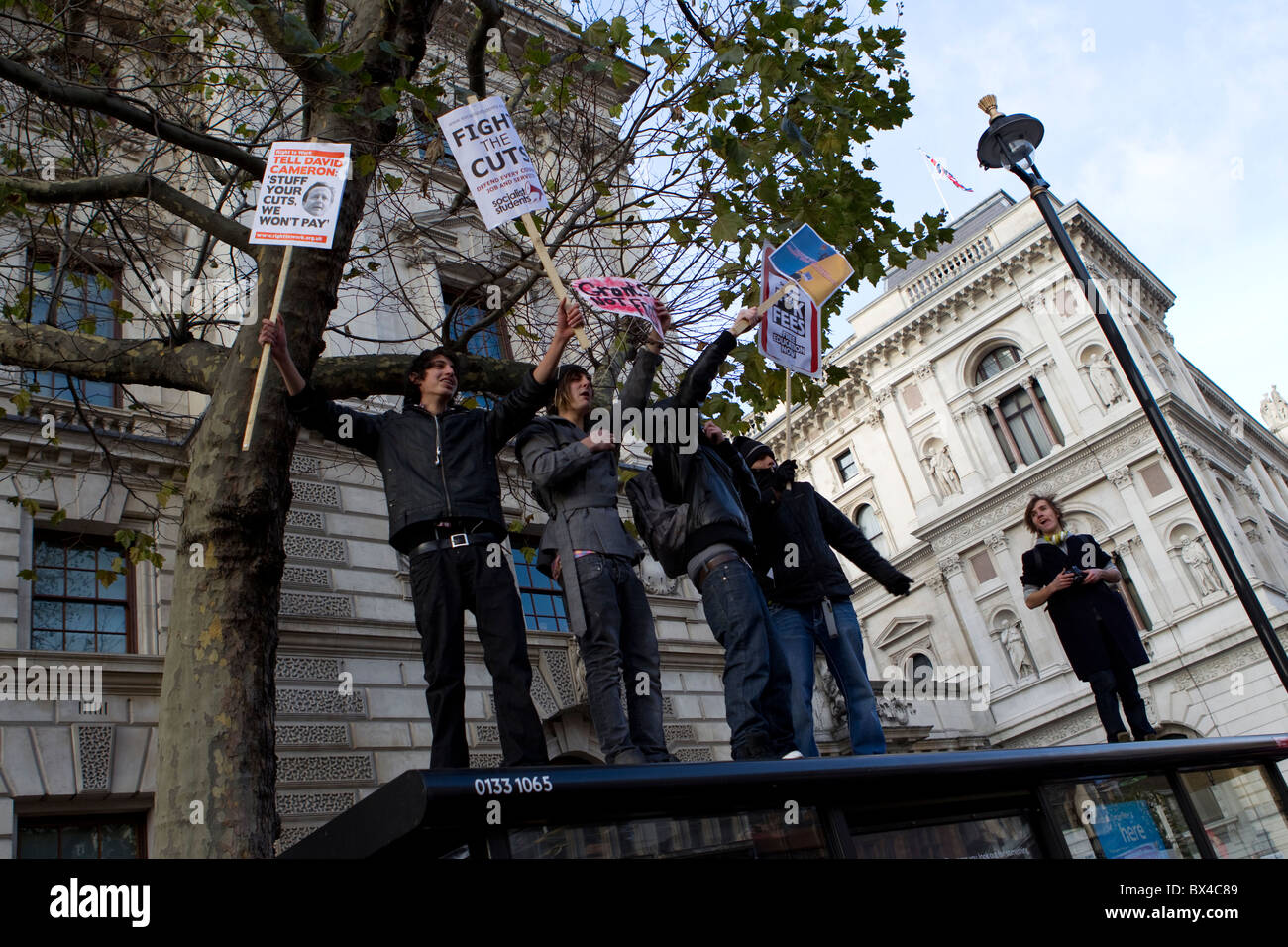 Étudiants qui manifestaient contre l'augmentation des frais de scolarité,Whitehall, Londres Novembre 2010 Banque D'Images