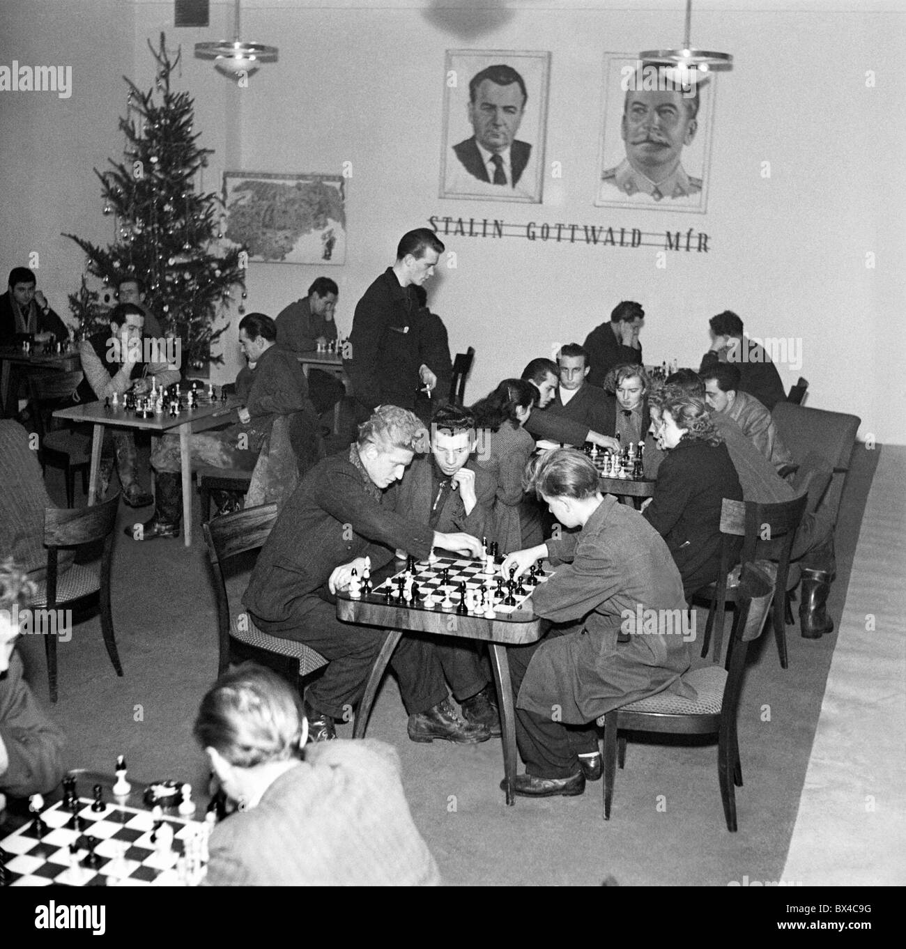 Kuncice, Ostrava, en Tchécoslovaquie, les travailleurs de la fonderie d'acier, avec des affiches de Staline et Gottwald, jouer aux échecs pendant le temps libre. Banque D'Images