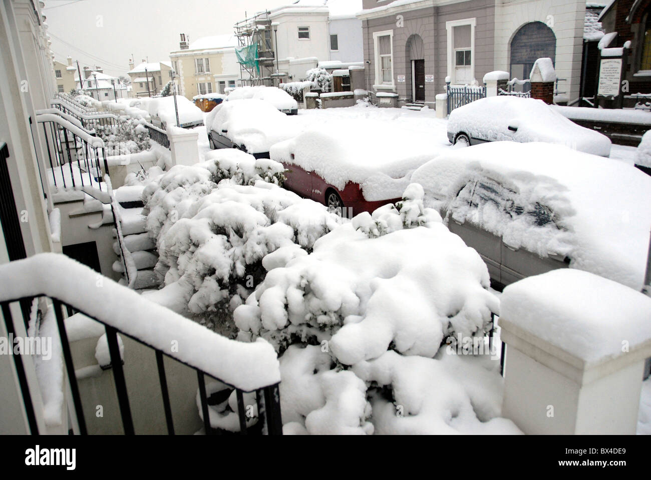 Les rues de la neige liée à Brighton au cours de fortes chutes de neige en hiver, Sussex, UK Banque D'Images