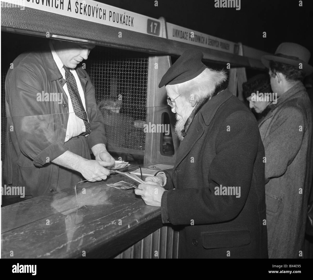 Prague. Vieil homme witdraws l'argent de banque. CTK Photo Vintage Banque D'Images