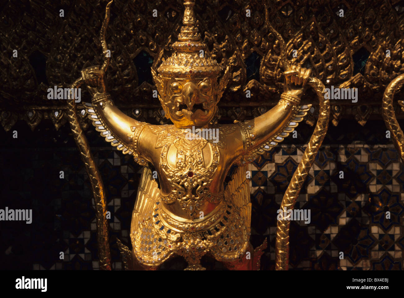 Joint bureau Asie Bangkok ennemi des serpents files d'or Garuda foi Dieu messenger grand grand palais Hindu Banque D'Images
