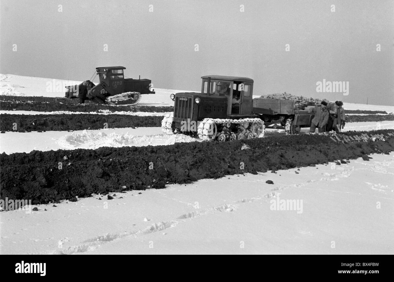 Caterpillar, bulldozer, tuyaux, la livraison, le drainage, l'eau diappearance Banque D'Images