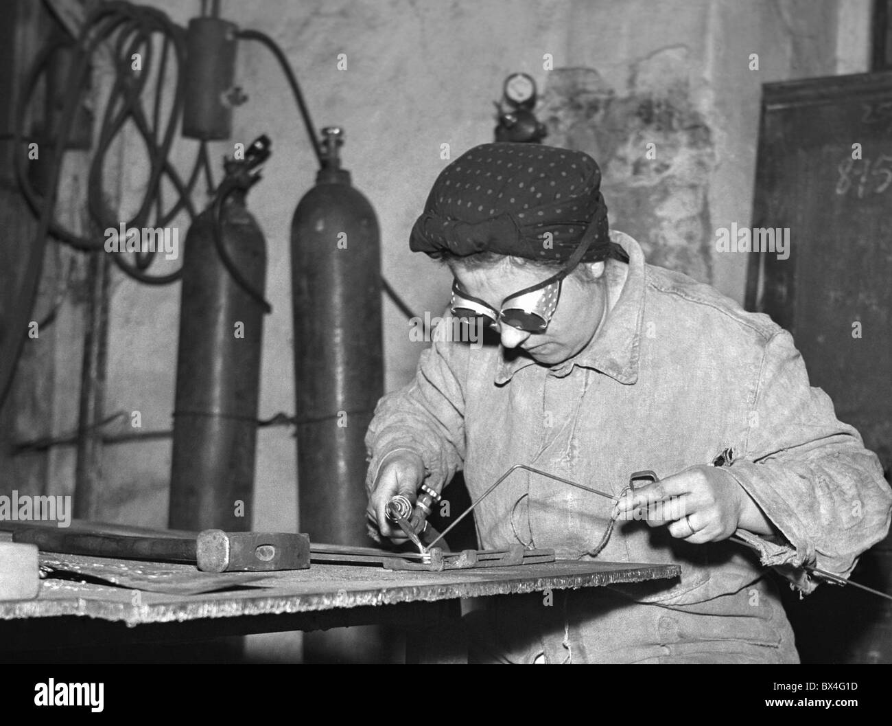 Prague - la Tchécoslovaquie, 1950. Femme pour former des soudures soufflets. CTK Photo Vintage Banque D'Images