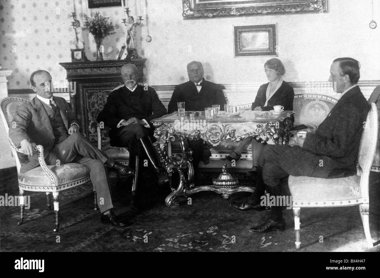 L'écrivain Karel Capek, extrême droite, avec Mme Benes, Antonin Masson, T.G. Edvard Benes asnd Masaryk dans Topolciany, en 1927. Banque D'Images