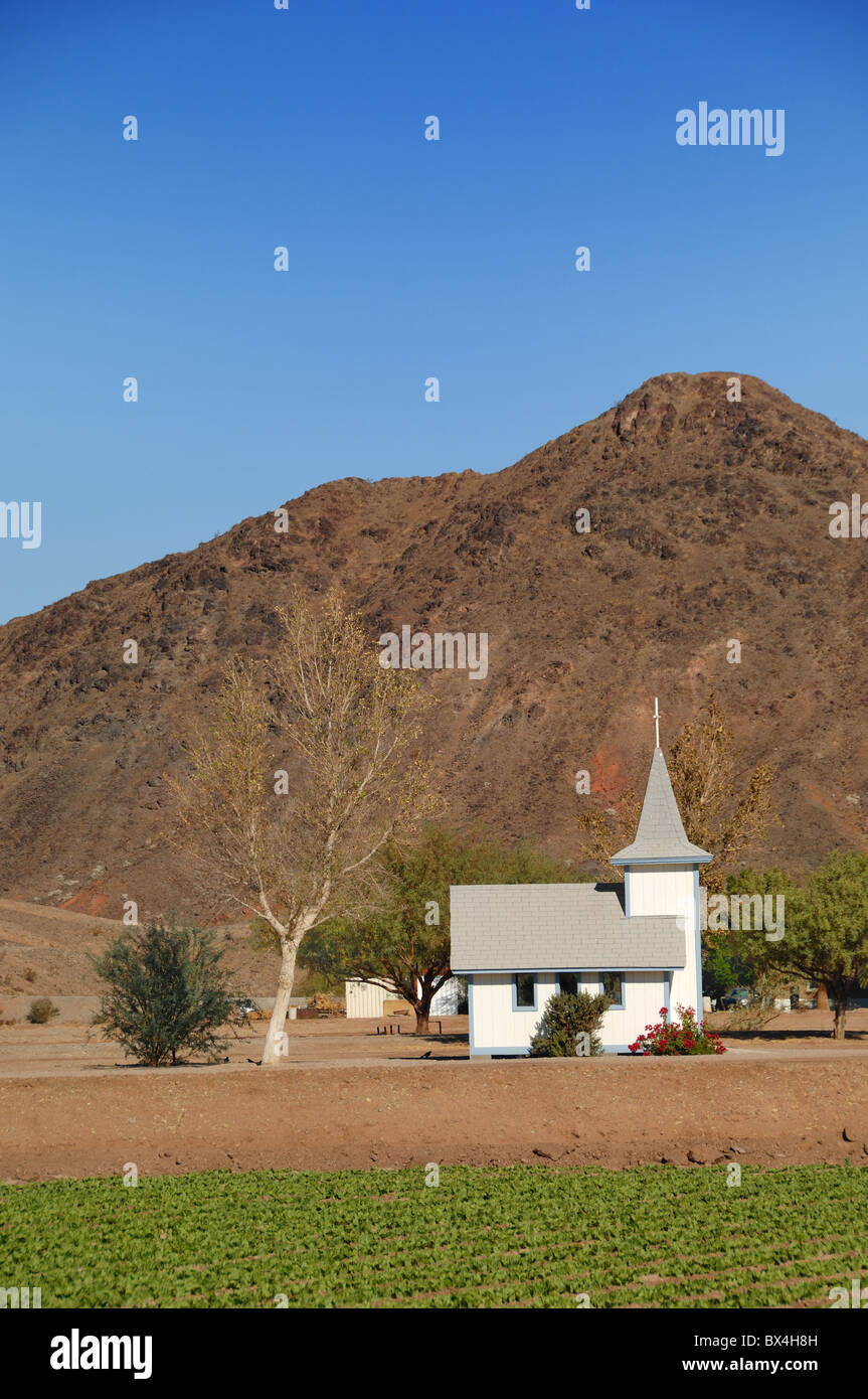 Cette petite mais belle chapelle se trouve en bordure de l'autoroute 95 dans la région de Dome Valley, près de Yuma, Arizona, USA. Banque D'Images