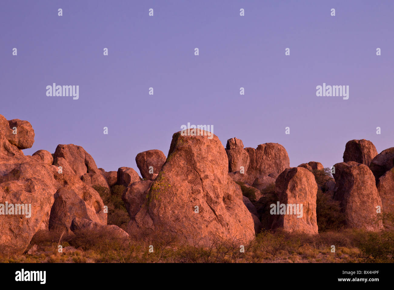 Formé à partir de cendres volcaniques il y a 30 millions d'années, les formations de roche monolithique unique dominent la ville de Rocks State Park campground in New Mexico, USA. Banque D'Images
