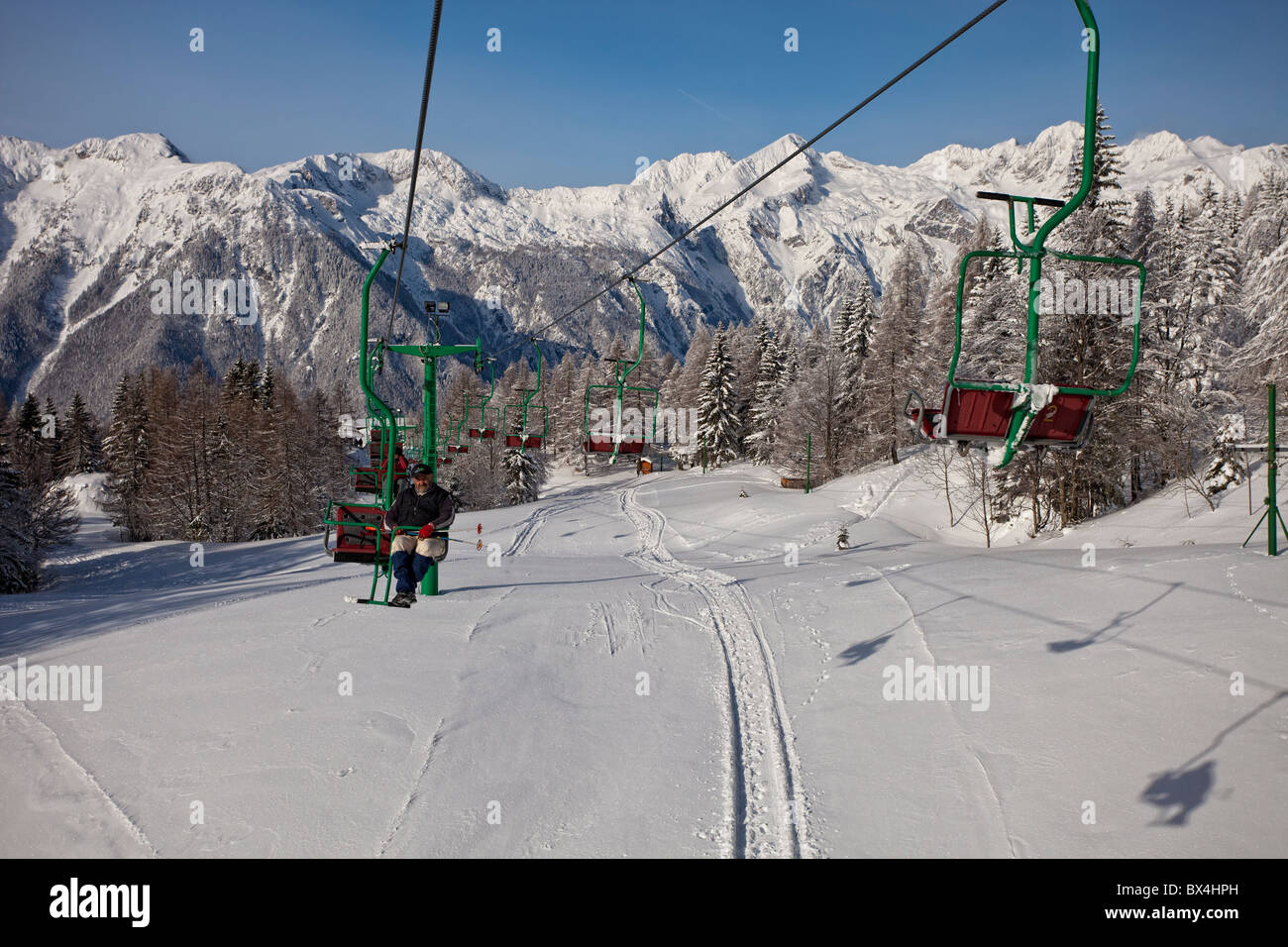 Un homme conduit une remontée mécanique de Velika Planina, Slovénie, dans le Alpes de Kamnik. Banque D'Images