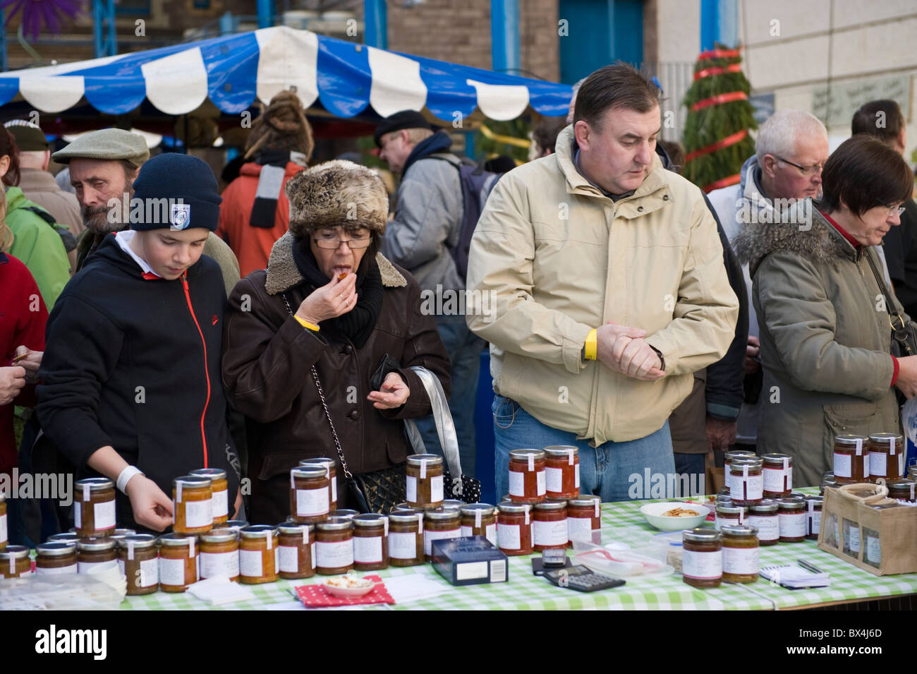 Chutney d'échantillonnage clients sur stand à Abergavenny Food Festival Noël Nourriture et boissons juste Banque D'Images