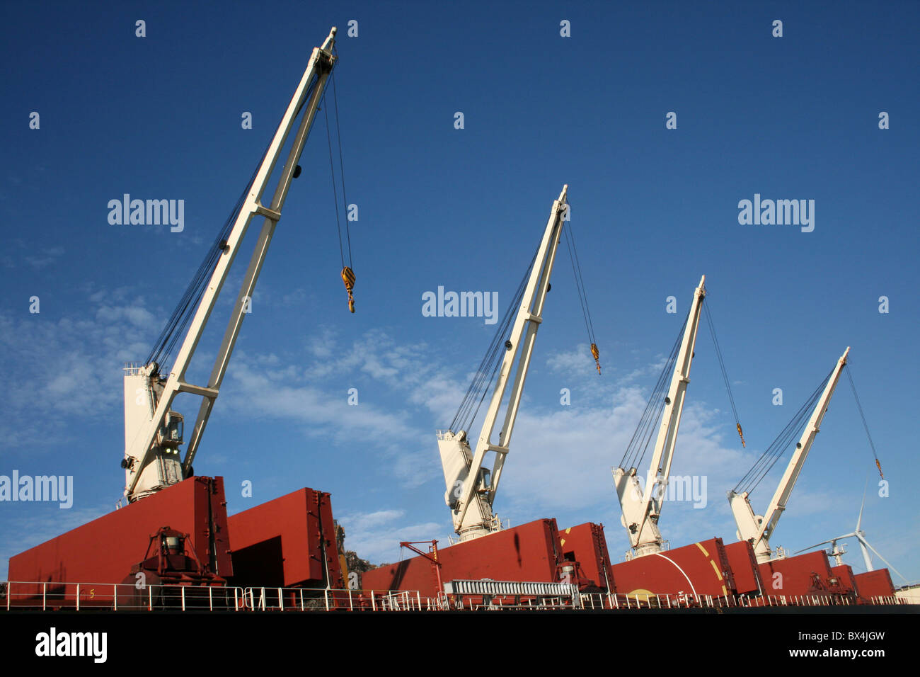 Grues sur le Cargo 'Stellar Eagle', Liverpool Docks, UK Banque D'Images