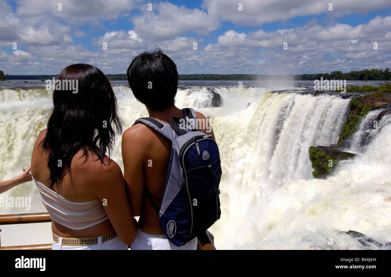 Couple amoureux à Cataratas del Iguazu Iguazu les chutes d'Iguassu Falls Puerto Iguazu Misiones Argentine Banque D'Images