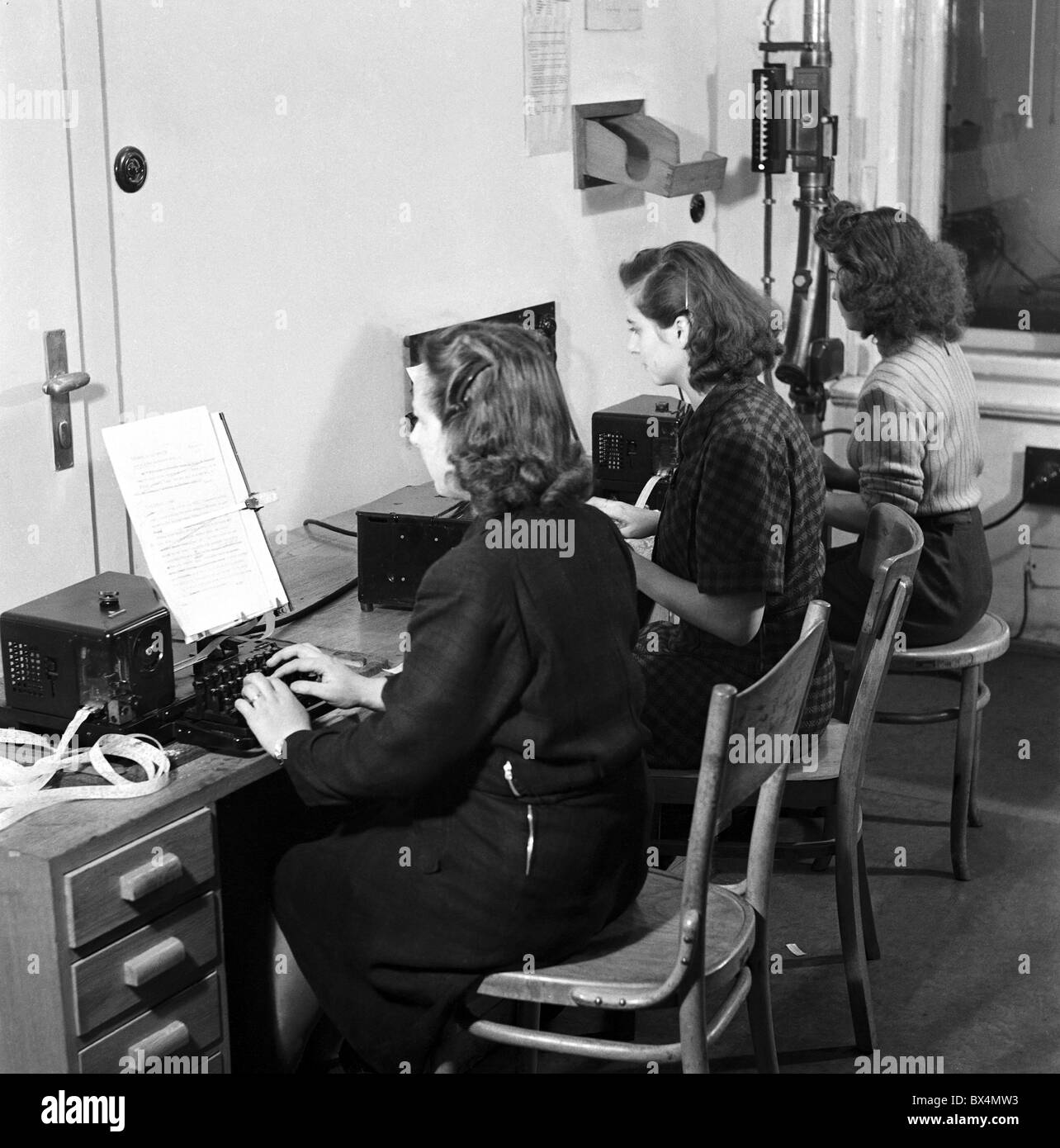Prague 1948, les employés de l'agence de presse tchécoslovaque de transmettre des nouvelles à l'aide d'un téléimprimeur à machine à écrire . CTK Photo Vintage Banque D'Images