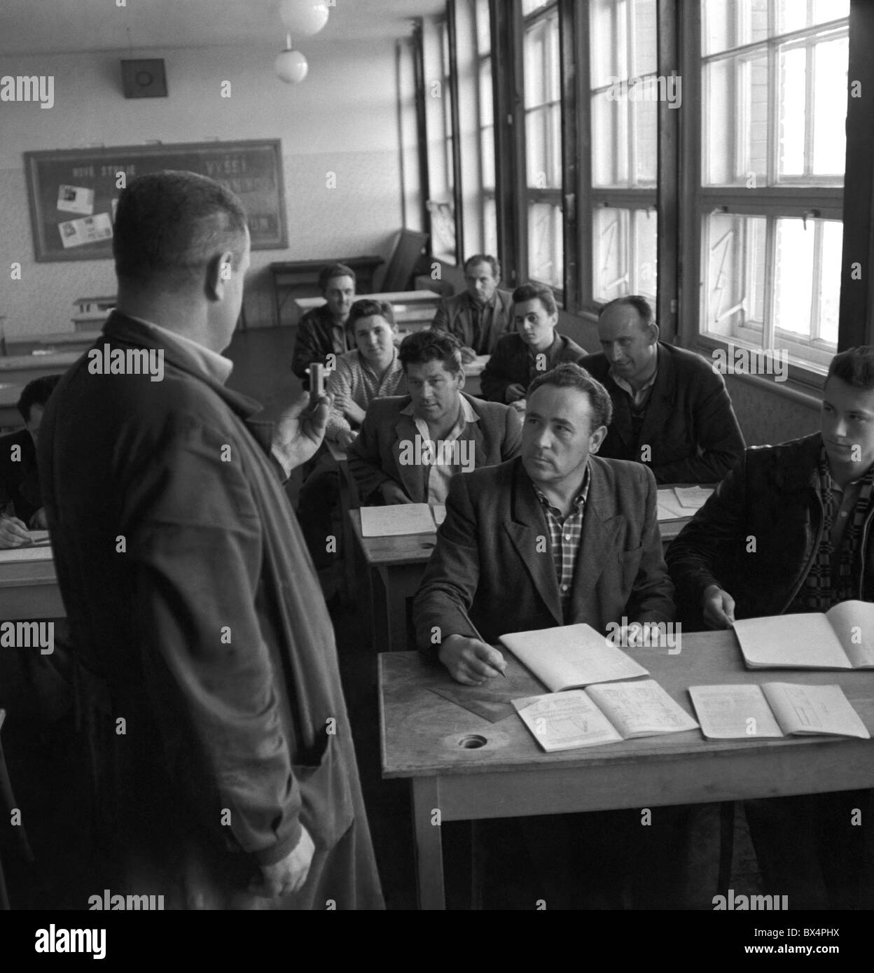 Des profils d'élèves fréquentent l'école secondaire technique à Sezimovo Usti, Tchécoslovaquie, 1963. (CTK Photo / Sechtlova) Banque D'Images
