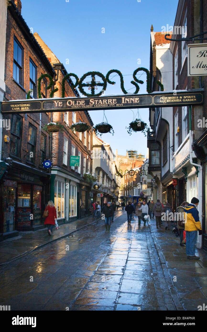 Les acheteurs de Noël à New York Yorkshire Angleterre Stonegate Banque D'Images