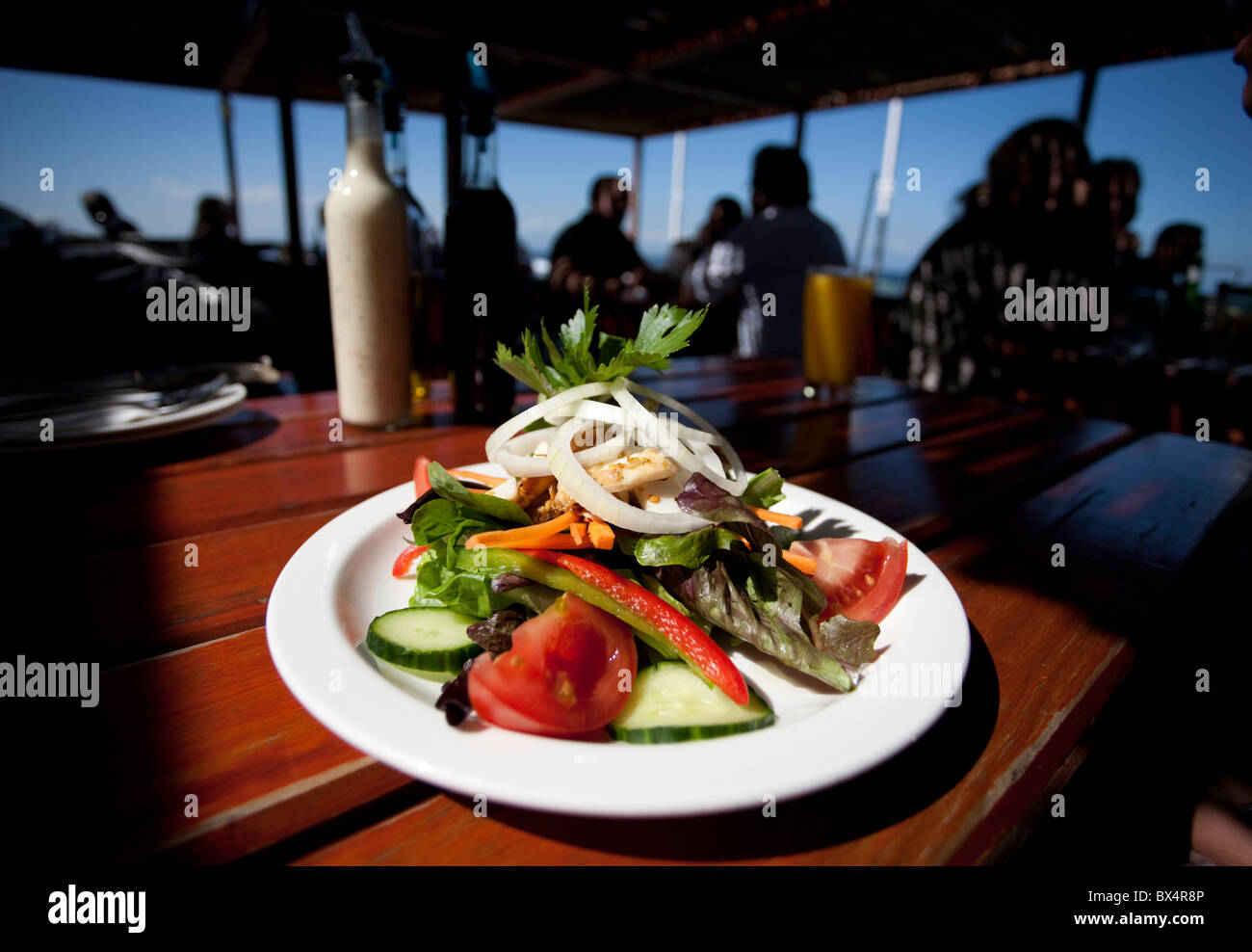 Salade de calamars sur un tableau à la cloche en laiton Cape Town Afrique du Sud Banque D'Images