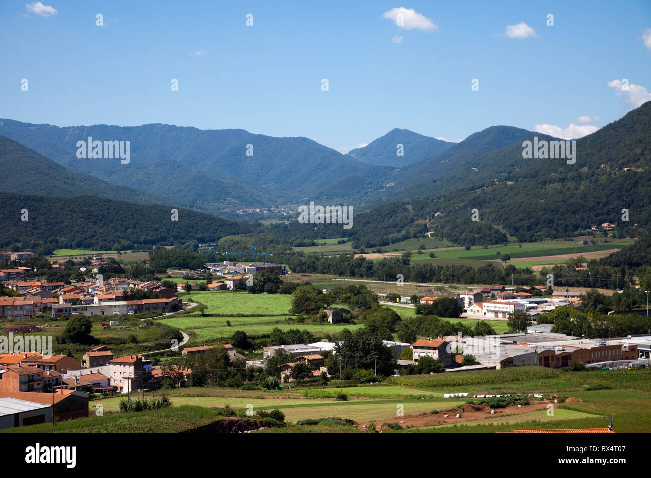 Champs au bord d'Olot entouré par les montagnes de la région de la Garrotxa Catalogne Espagne Banque D'Images