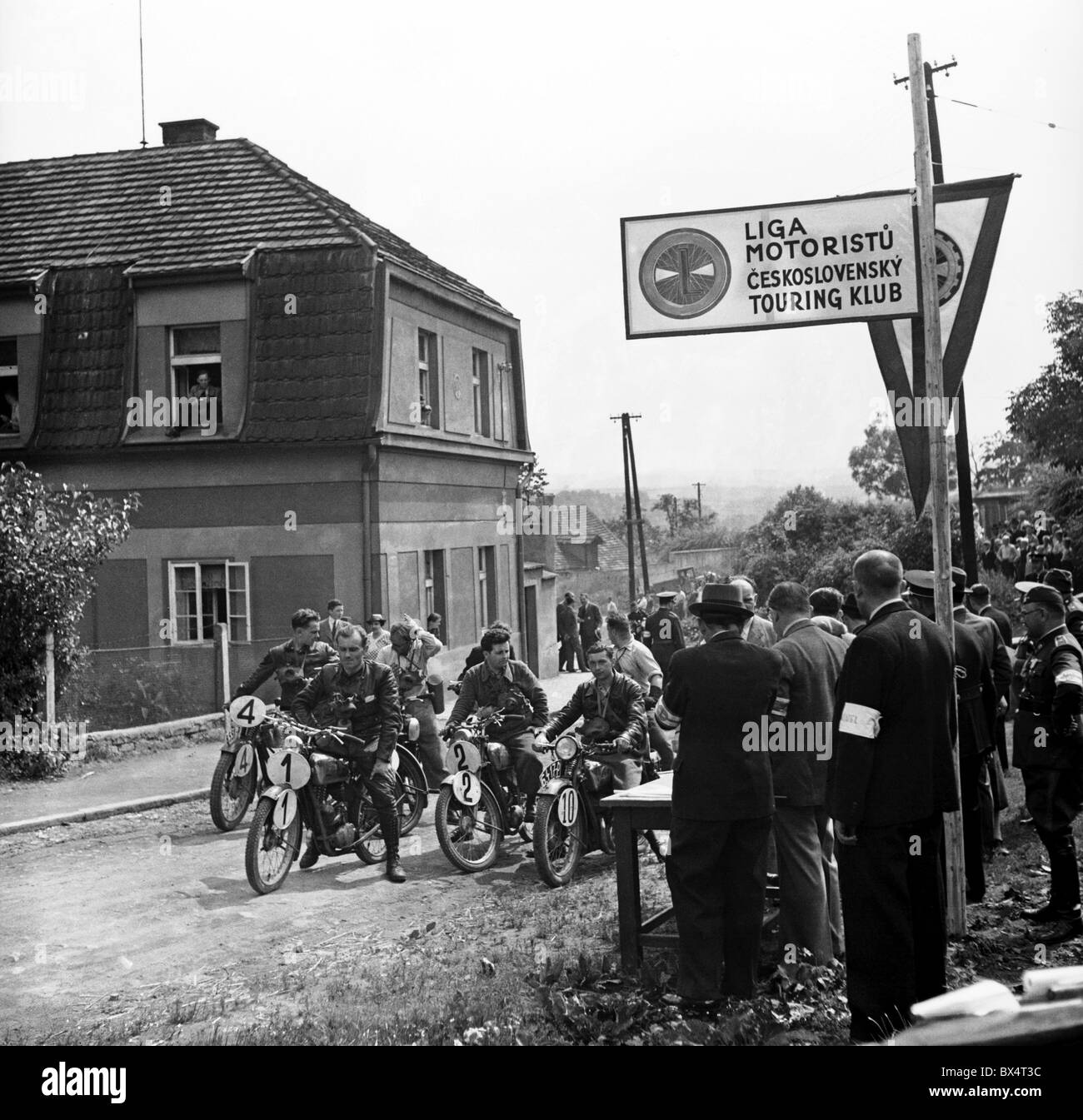 Prague, Tchécoslovaquie 1937, motards en uniforme au démarrage Banque D'Images