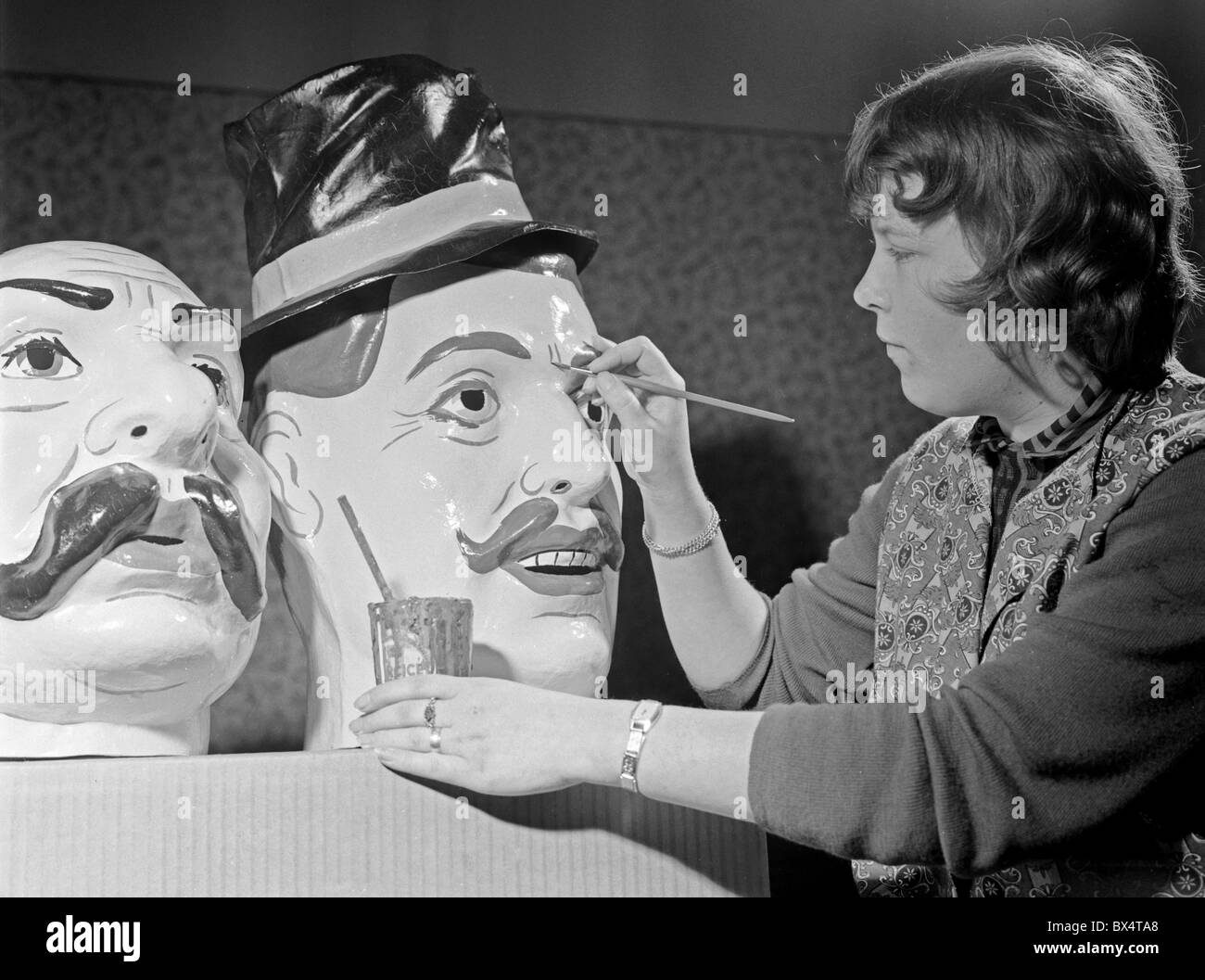 Femme à l'usine de papier peint Kadä±n masques en papier utilisés dans les carnavals. CTK Photo/Jan Barta Banque D'Images