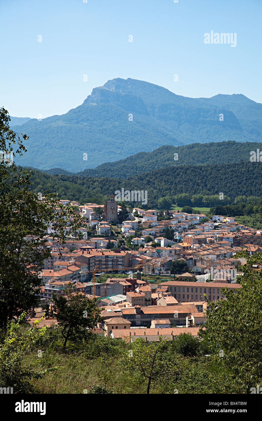 Ville de Olot entre des montagnes boisées de la région de la Garrotxa Catalogne Espagne Banque D'Images