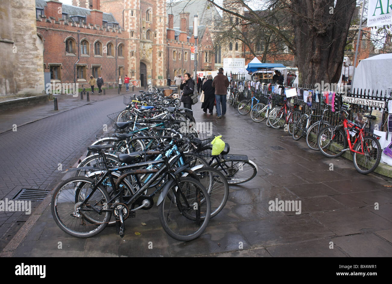 Cycles des étudiants garé à Cambridge Banque D'Images