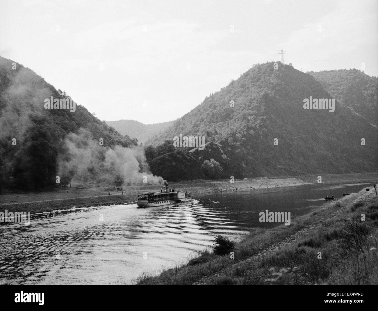 Vltava, voile, la fumée, la pollution, les gaz d'échappement diesel, ferry Banque D'Images