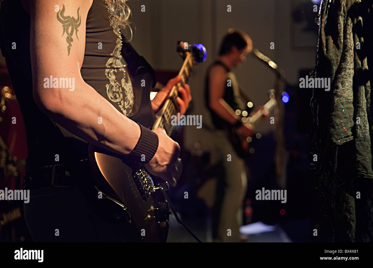 Guitariste avec tattoo sur le bras de jouer dans rock band l'Rockaholics England UK Banque D'Images