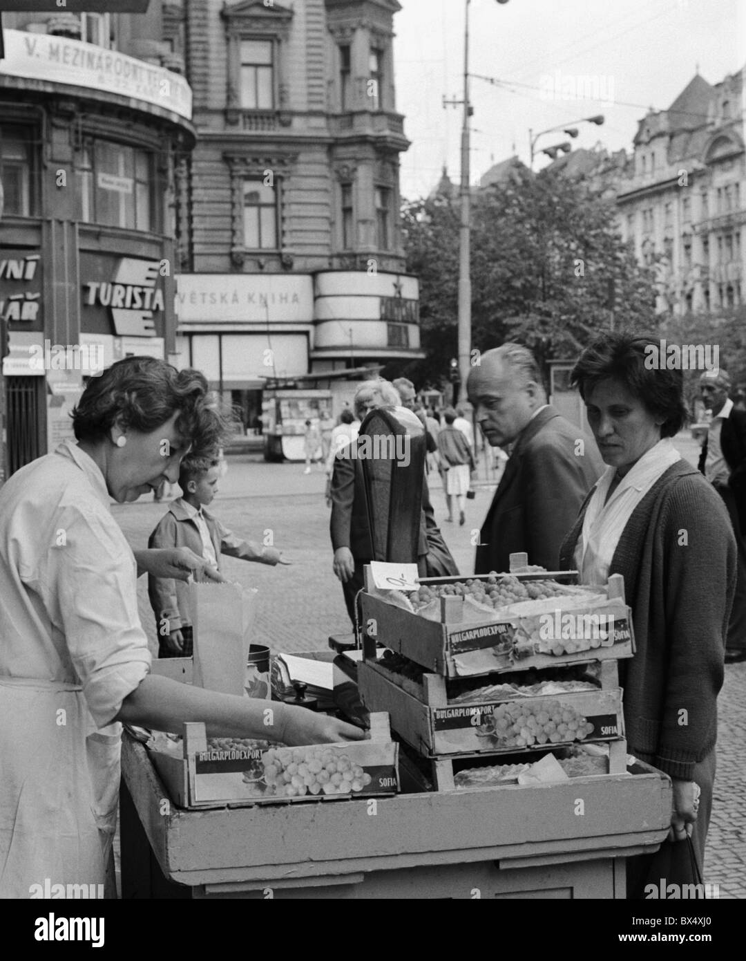 Vendeur vend femelle raisins blancs pour les clients à Prague, Tchécoslovaquie, 1963. (Photo CTK Karel / Melvald Banque D'Images