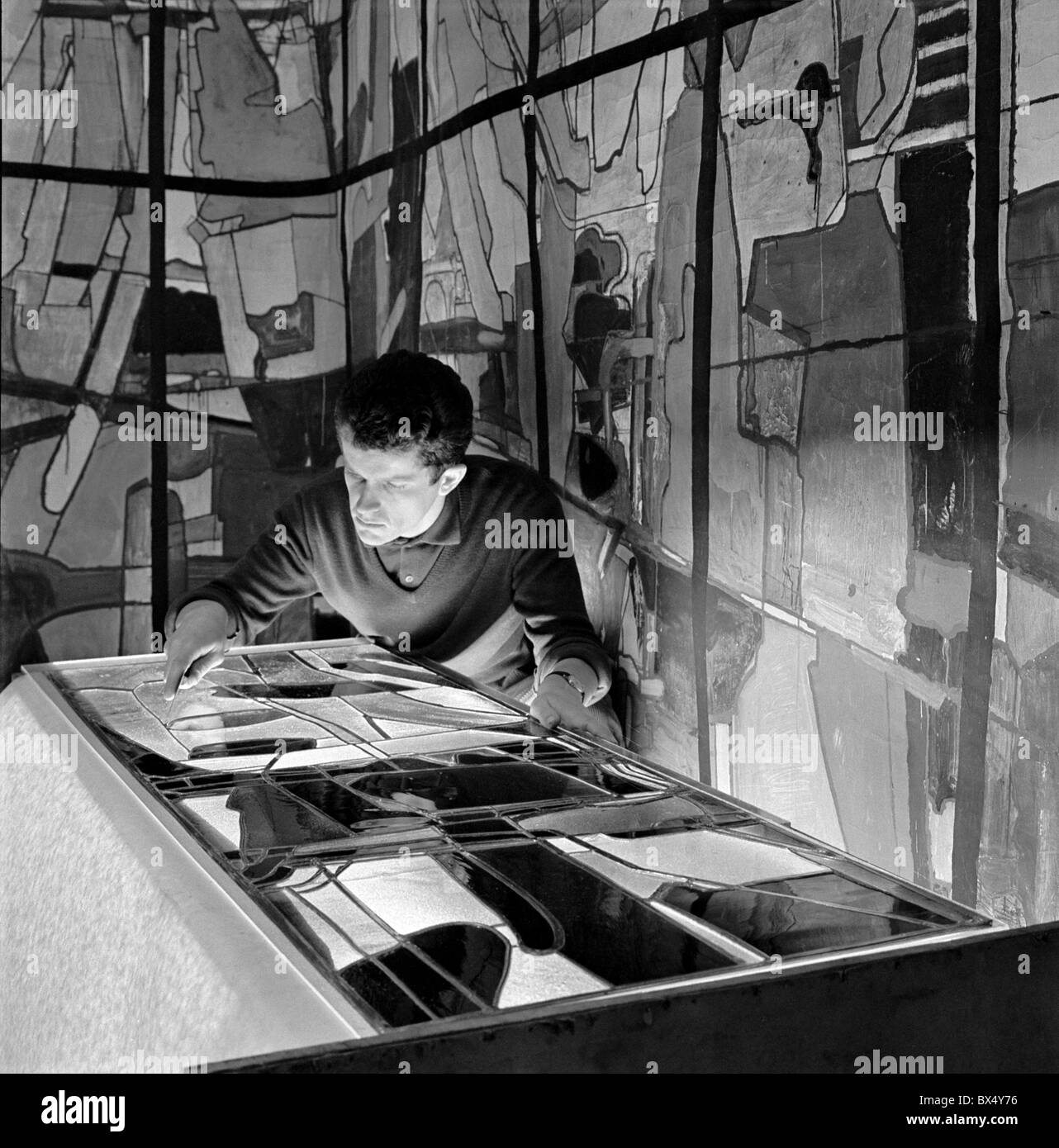 Artiste dans la fonderie de verre vitrail prépare pour l'exposition tchécoslovaque dans l'Expo de Montréal. La Tchécoslovaquie Prague 1966. Banque D'Images