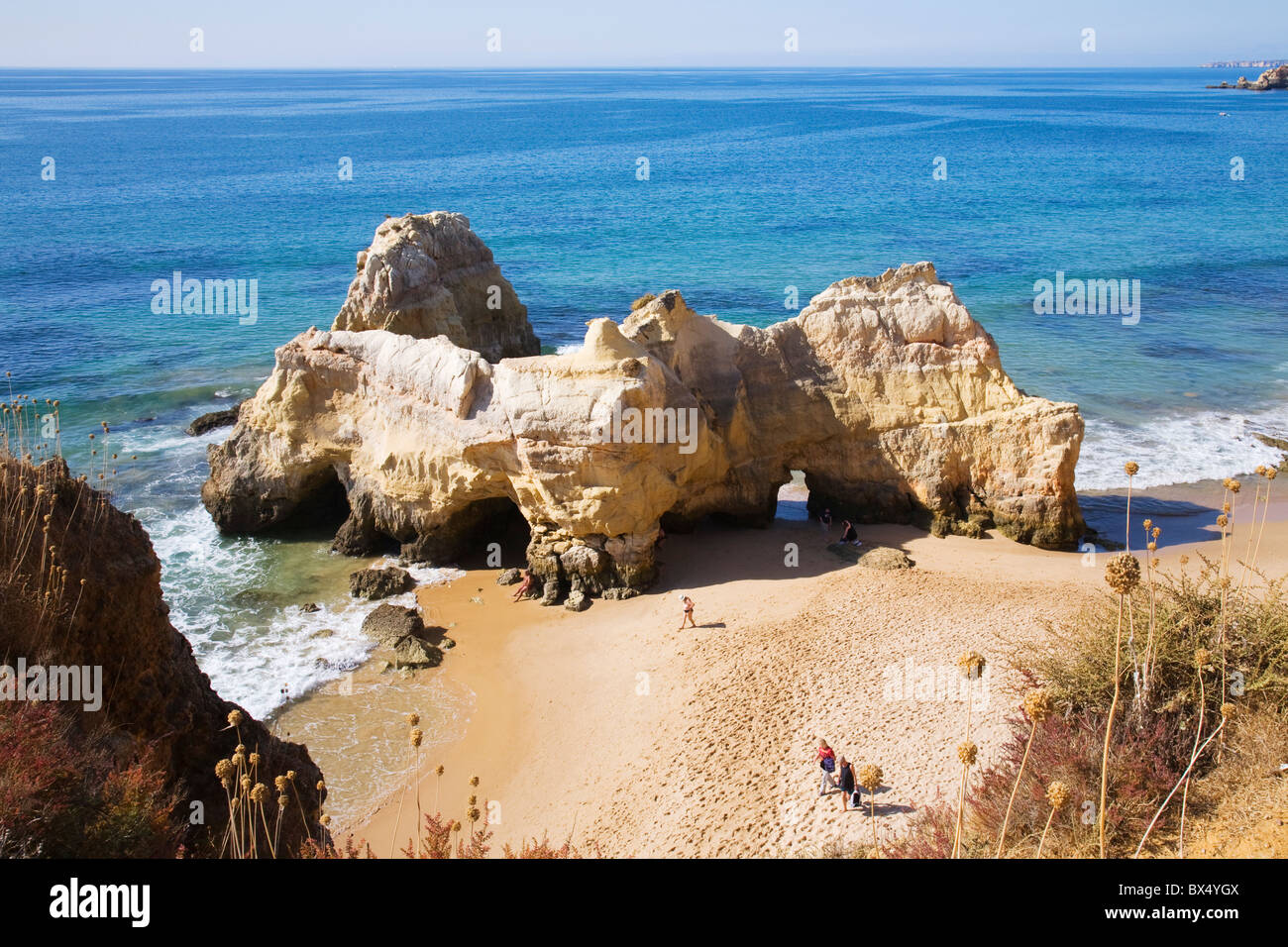 Une plage de sable avec des roches intéressantes à Praia dos Tres Castelos' dans l'Algarve, au Portugal. Banque D'Images