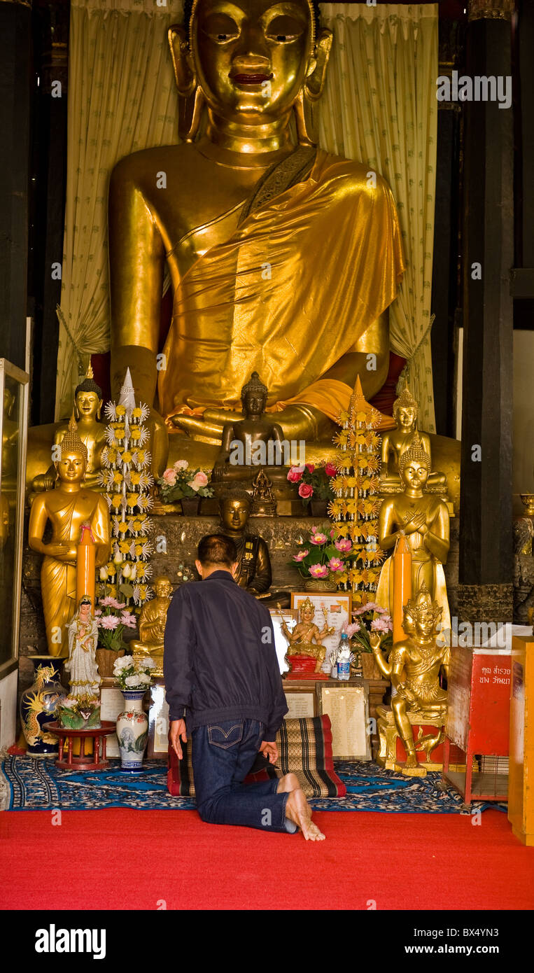 Une prière bouddhiste de Wat Buppharam à Chiang Mai en Thaïlande. Banque D'Images