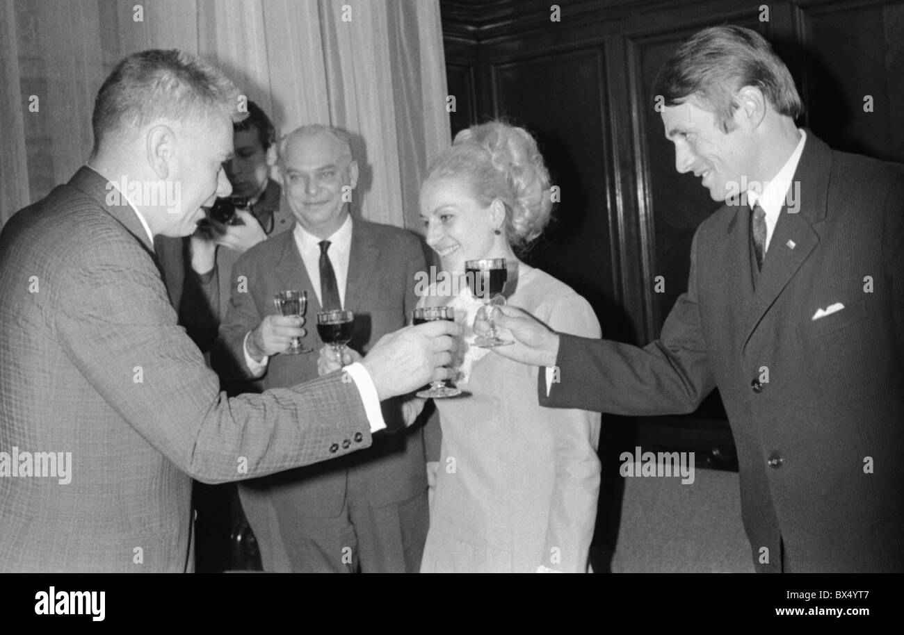 Josef Smrkovsky, Vera Caslavska, Josef Odlozil, vin, pain grillé Banque D'Images