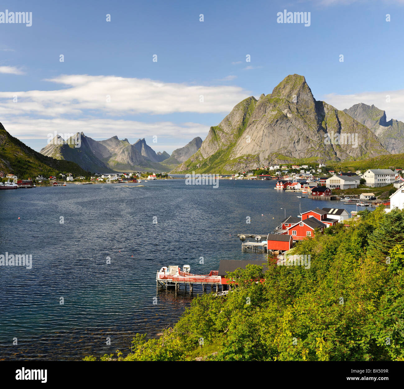 Plus de paysages le village de pêcheurs et une attraction touristique Reine à Moskenes, Lofoten, Norvège du Nord, Banque D'Images