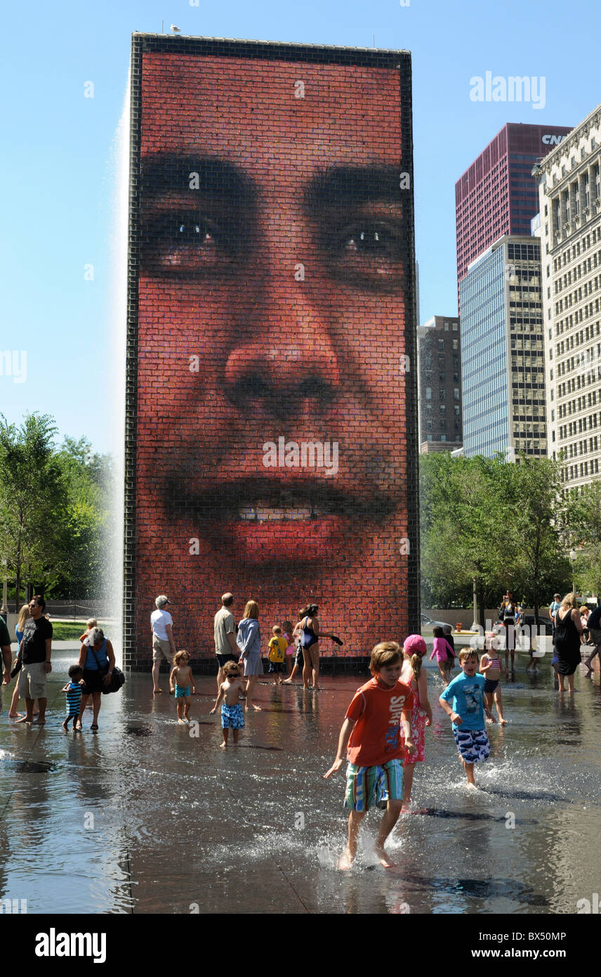 La fontaine de la Couronne le long de Michigan Avenue au sud par une belle journée d'été, dans le Millennium Park, Chicago, Illinois. Banque D'Images