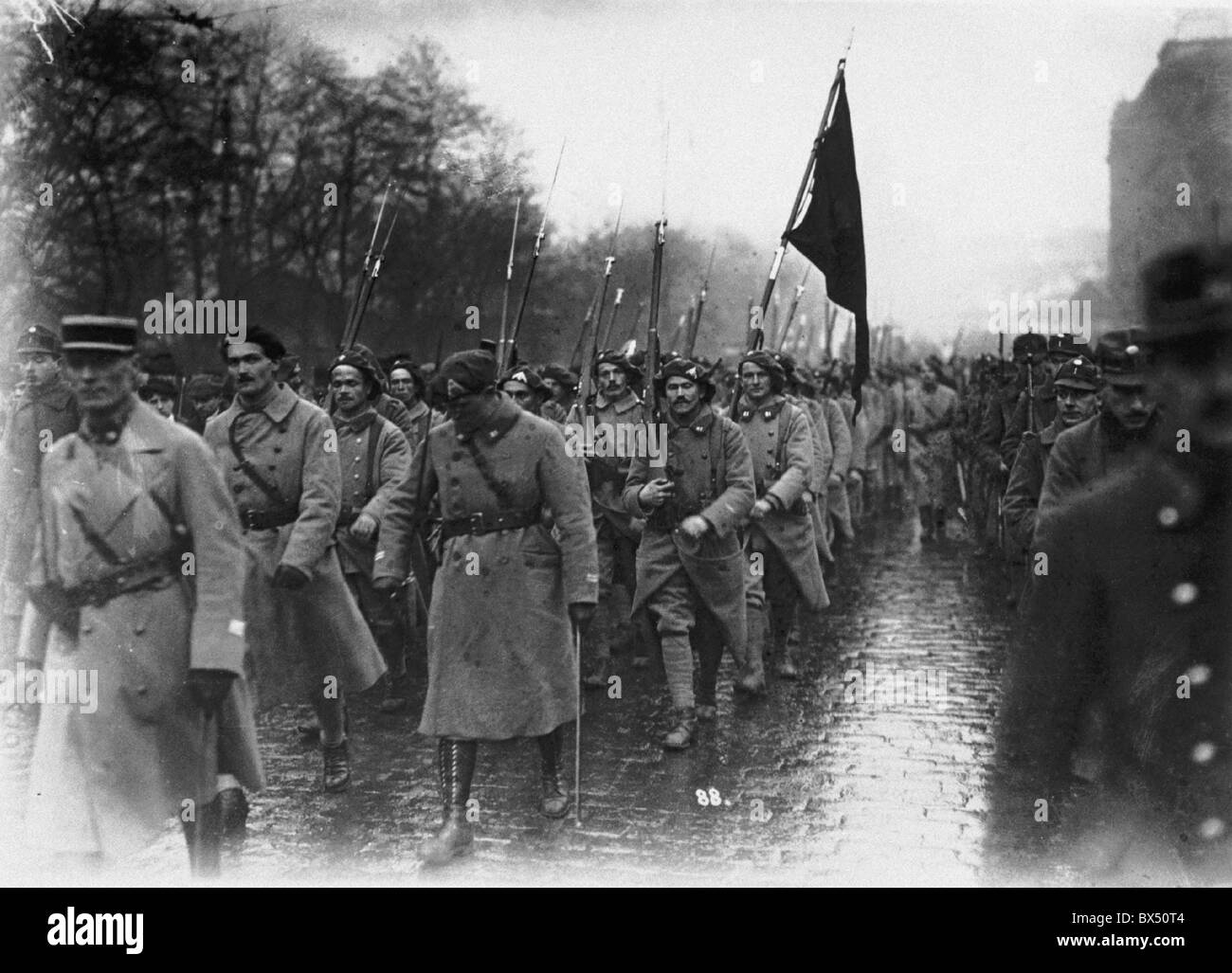 WW I - 1917 Legionairs tchécoslovaque, mars à Prague après son retour de battles en France. Banque D'Images