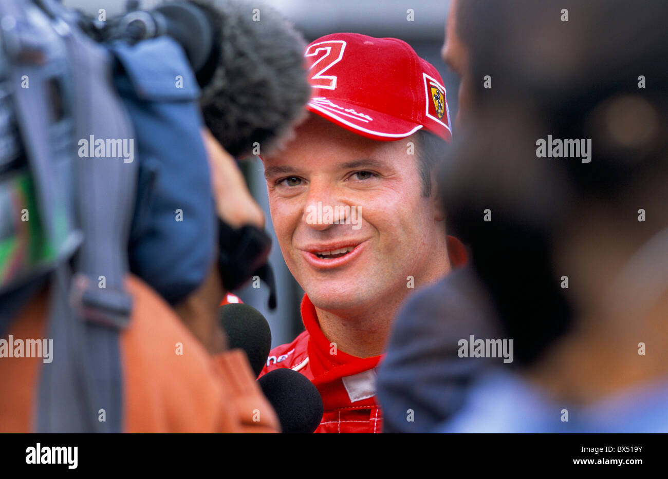 Pilote de Formule 1 Rubens Barrichello donnant une interview après avoir remporté le Grand Prix de Grande-Bretagne 2003. Banque D'Images