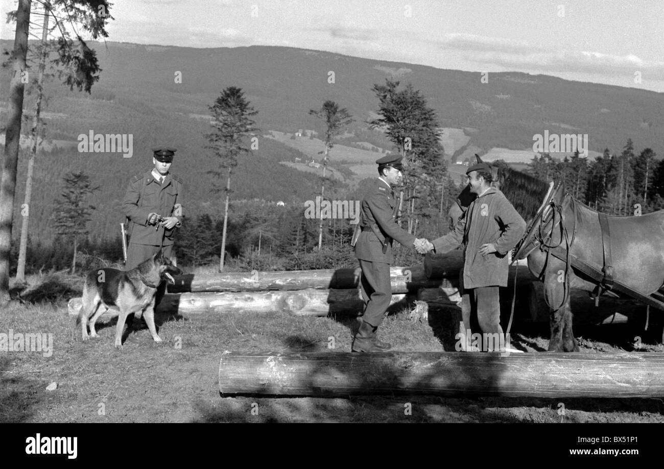 Avec le chien de patrouille des frontières Banque D'Images