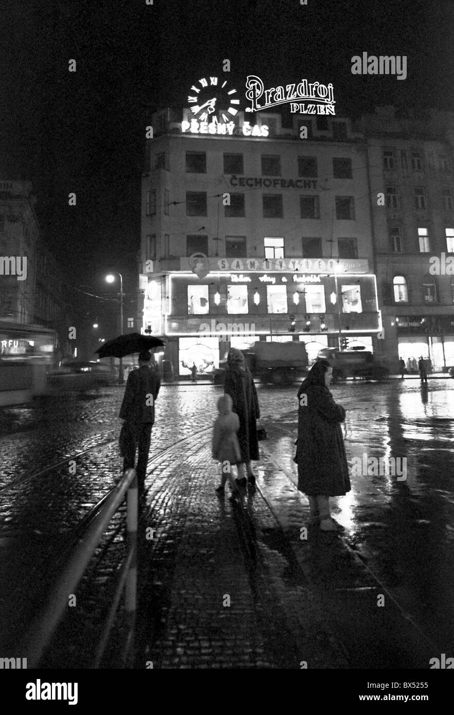 Le trafic de nuit de la Place Venceslas avec la bière Pilsner Urquell 'Neon'. Prague, Tchécoslovaquie, 1958. CTK Karel Mevald (photo). Banque D'Images