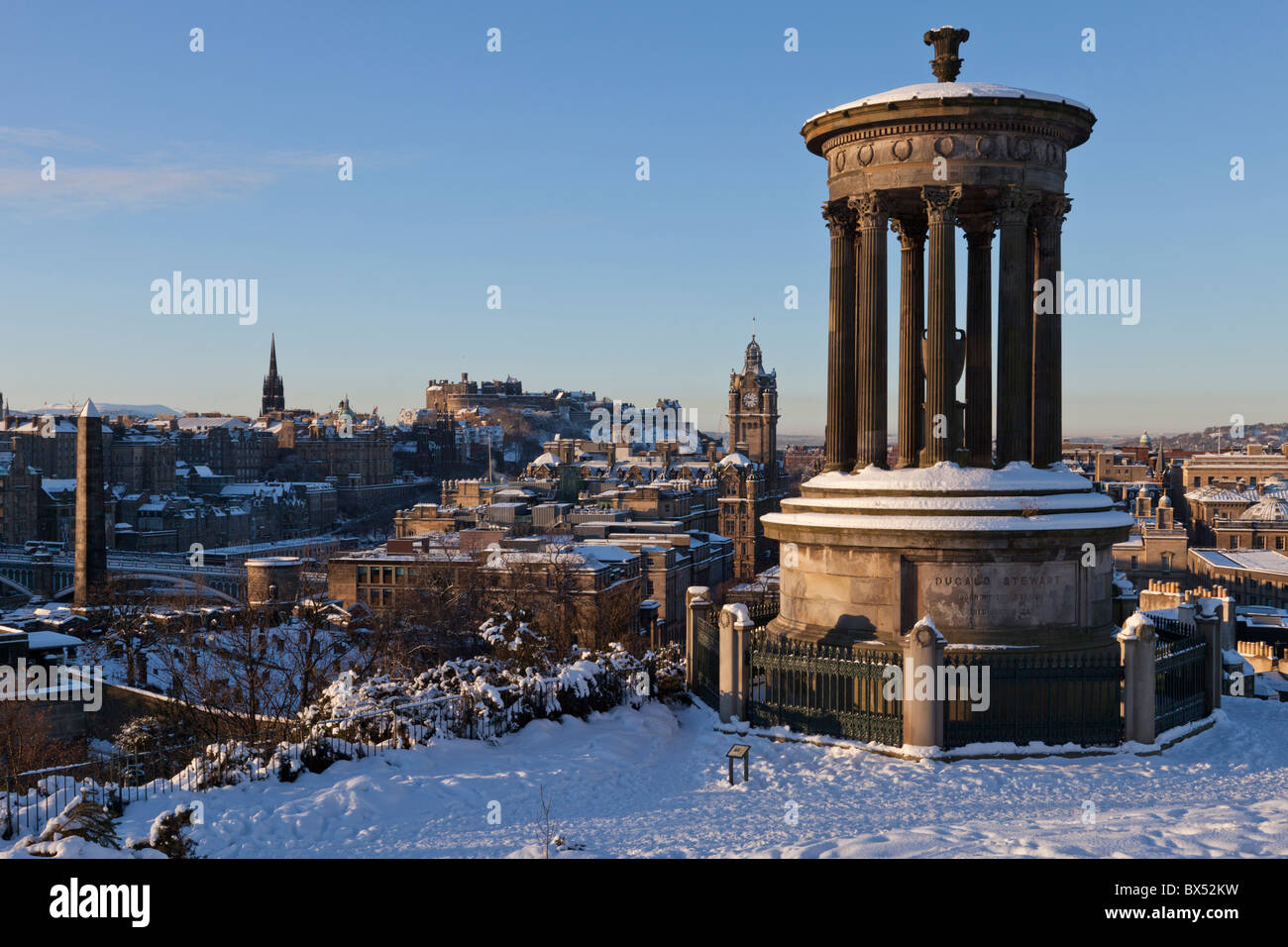 L'Dugald Stewart Monument à l'aube sur Calton Hill avec vue sur la ville, notamment le château d'Édimbourg, Écosse, Royaume-Uni. Banque D'Images