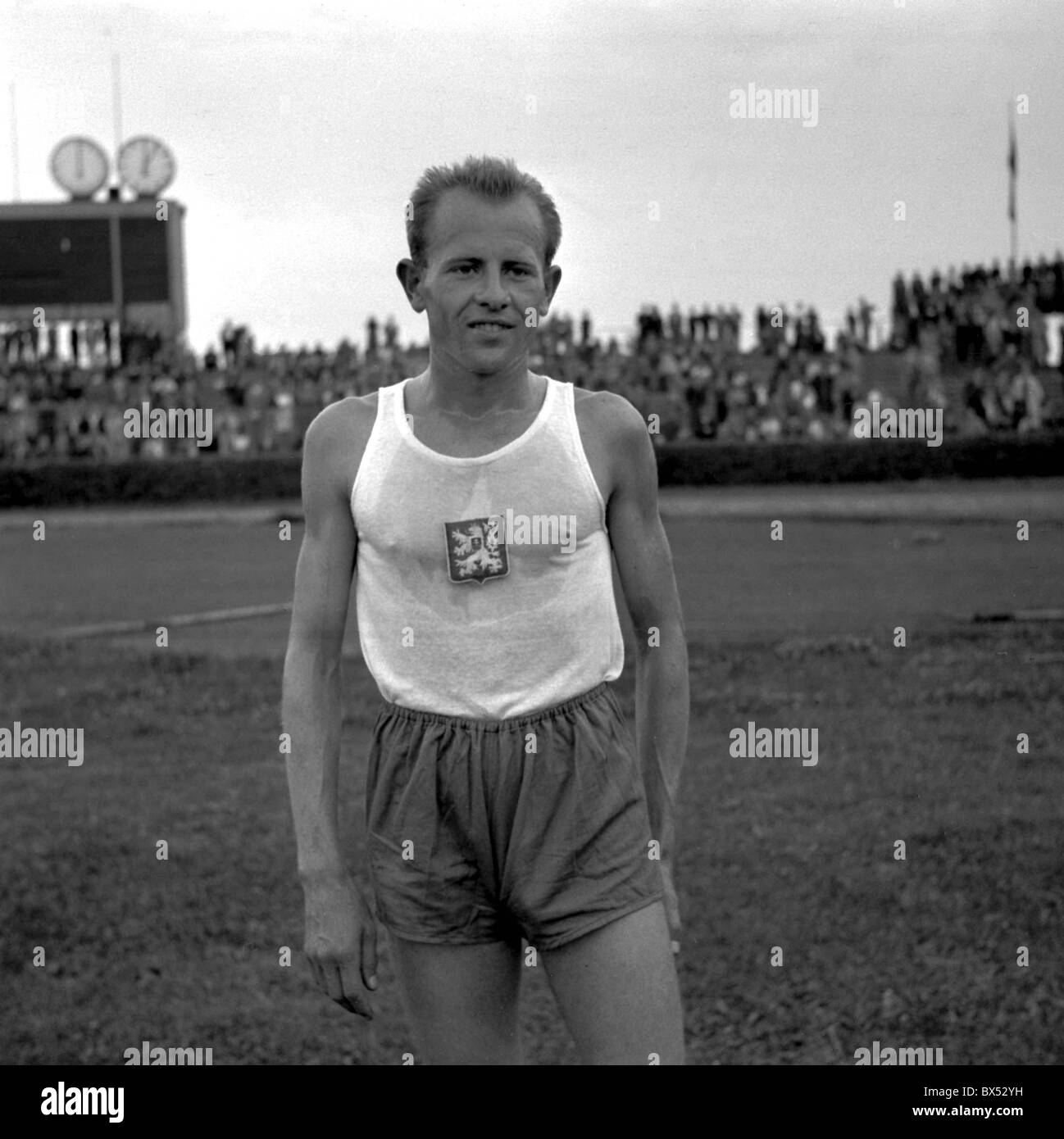 La Tchécoslovaquie, Prague 1947, Emil Zatopek, avenir quatre fois médaillé d'or olympique après boire 5 km course en stade de Strahov Banque D'Images