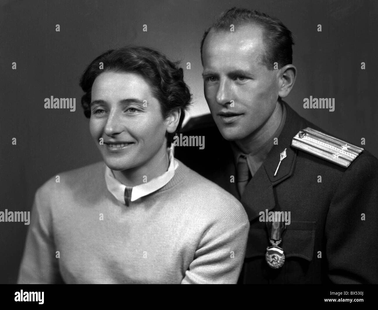 Chambre quadruple médaillé d'or olympique dans l'exécution de Emil Zatopek avec femme Dana médaillé d'or au lancer du javelot aux Jeux Olympiques de 1952 en Banque D'Images