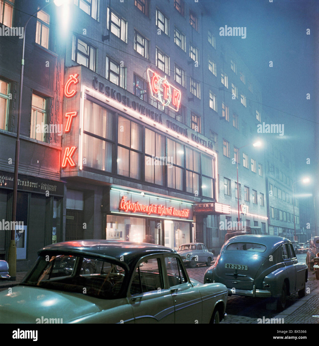 1950 Véhicules sont parqués par l'agence de presse tchèque siège à Prague, Tchécoslovaquie, 1959. (CTK Photo / Karel Mevald) Banque D'Images
