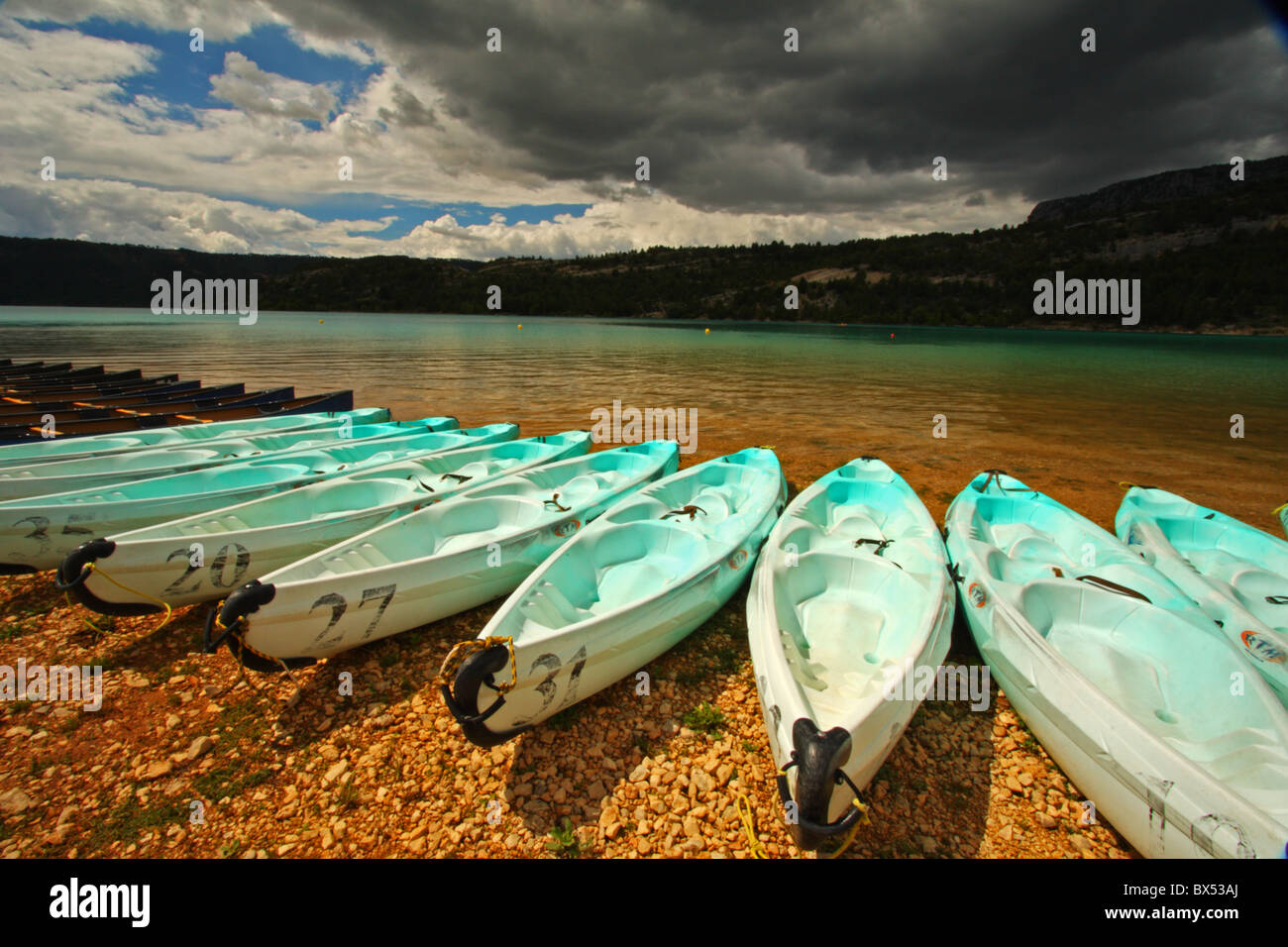 Canot sur la rive du lac de Sainte-Croix (lac de Sainte-Croix) dans le bassin du Verdon Provence, France, Europe. Banque D'Images